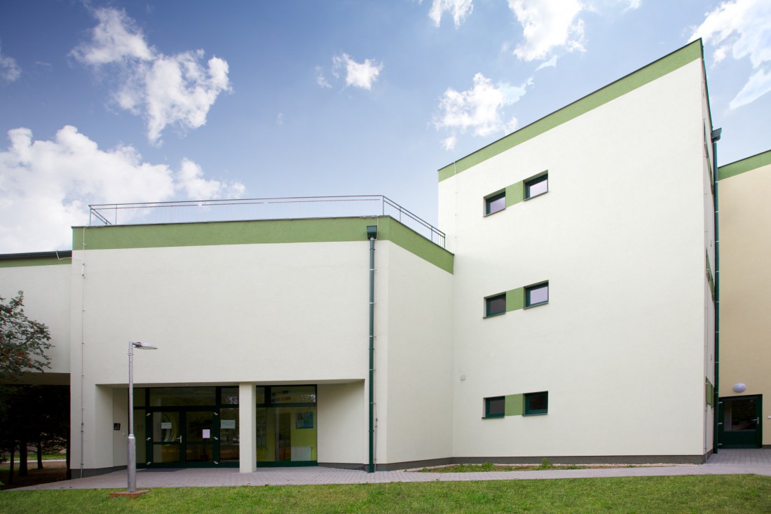 The primary school and a gym in Zeleneč