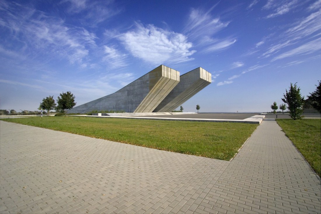 Rehabilitace památníku národní svobody v Hrabyni a jeho transformace na památník II. světové války pro Slezské zemské muzeum